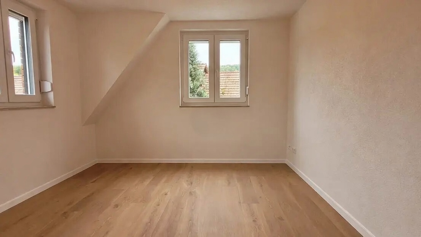 Helles Zimmer im Dachgeschoss mit neuem Parkettboden in Schwäbisch Hall