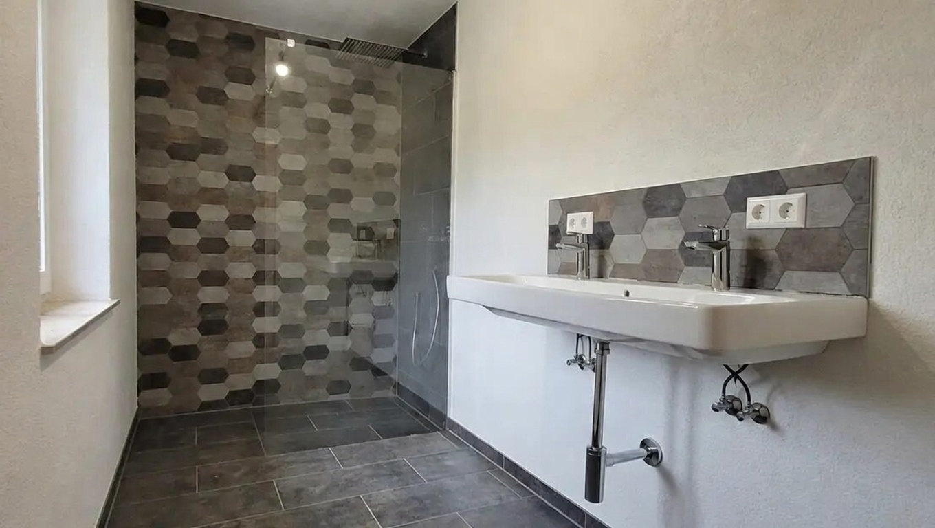 Neues Bad mit bodengleicher Dusche und Doppelwaschtisch in Schwäbisch Hall