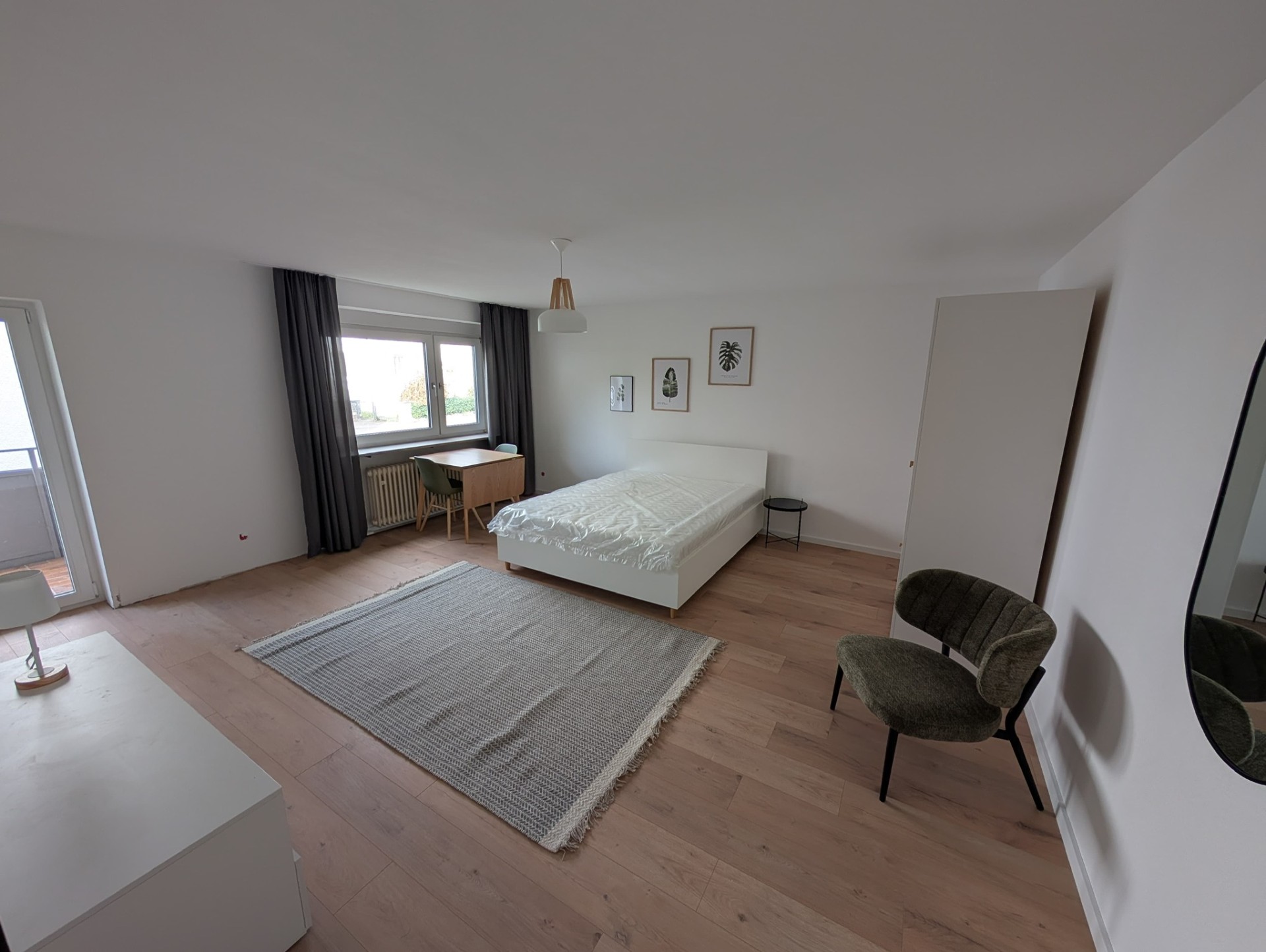 Möbliertes Schlaf- und Wohnzimmer des kernsanierten Apartments in Obereisesheim