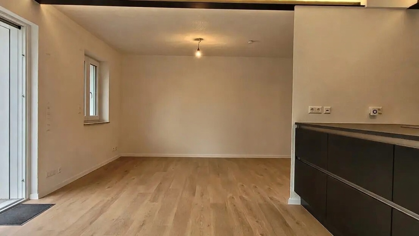 Neue Einbauküche mit dunklen Fronten im sanierten Haus in Schwäbisch Hall