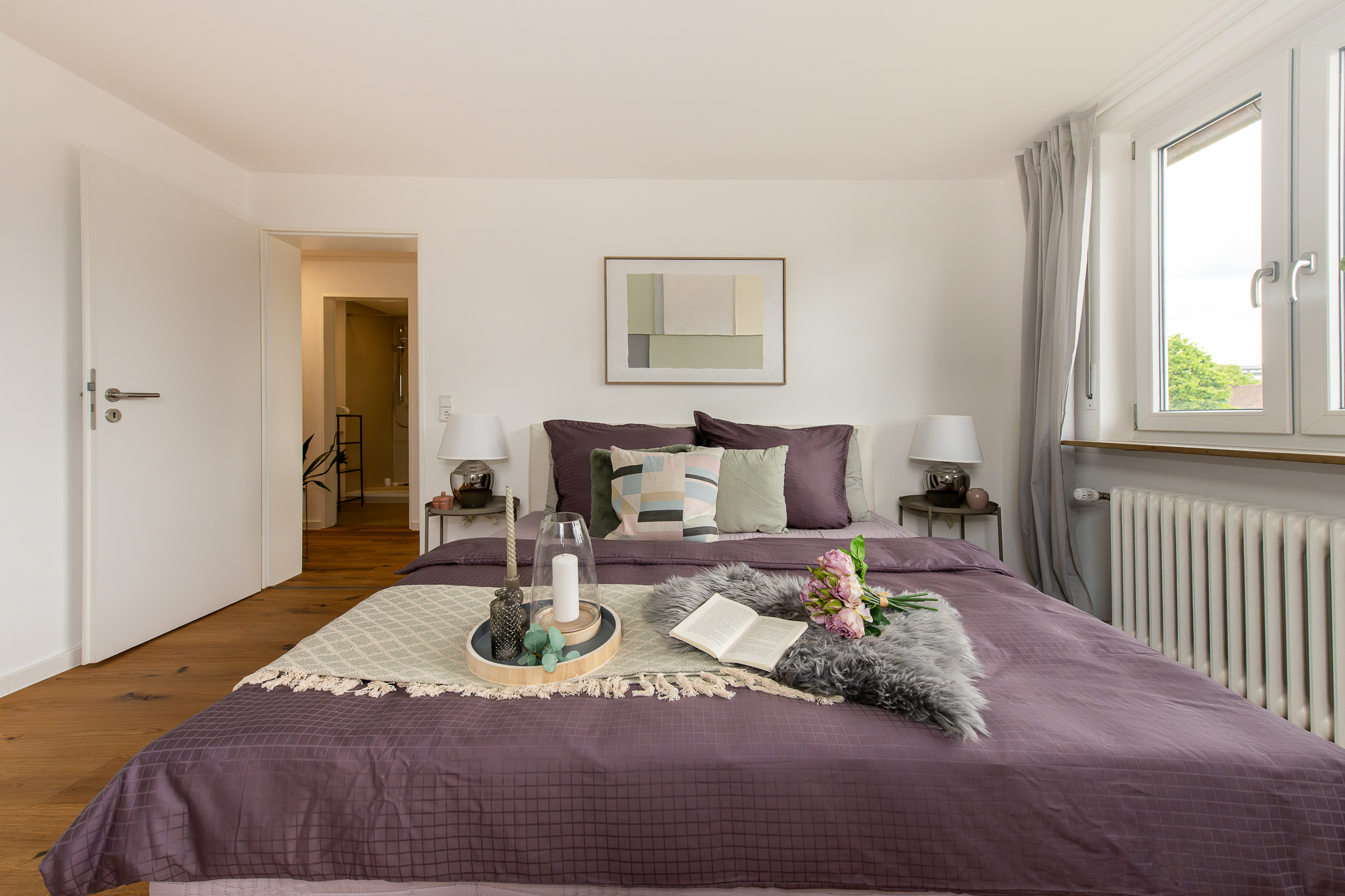 Schlafzimmer mit angrenzendem Bad in der kernsanierten Wohnung in Lauffen am Neckar