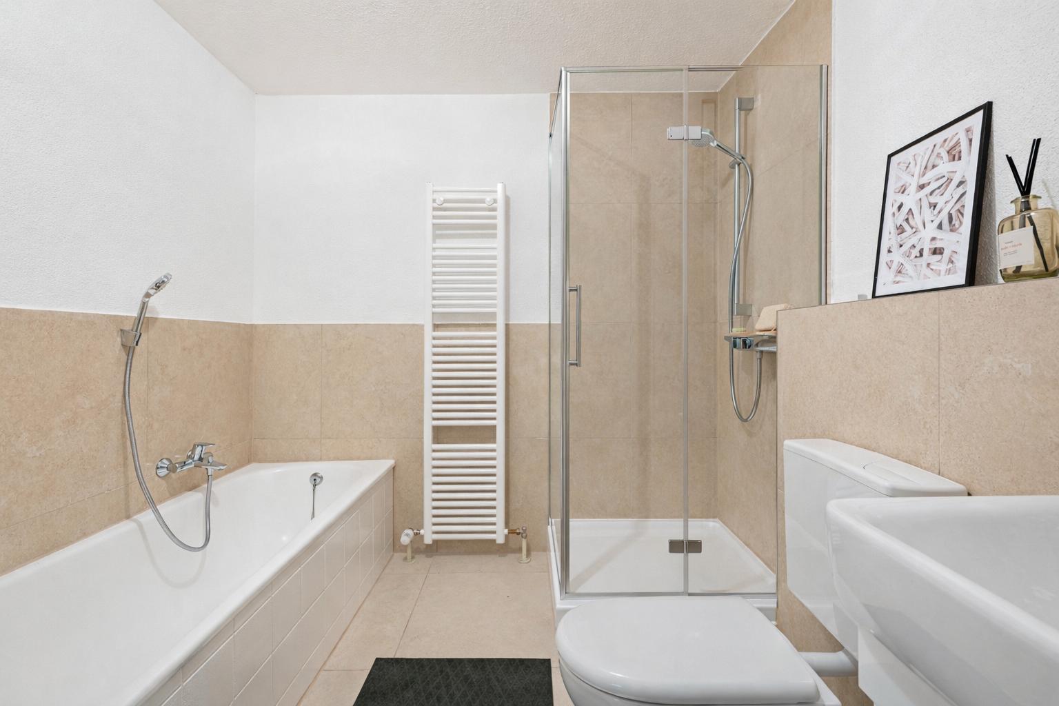 Neues Badezimmer mit Wanne und bodengleicher Dusche in Heilbronn-Biberach